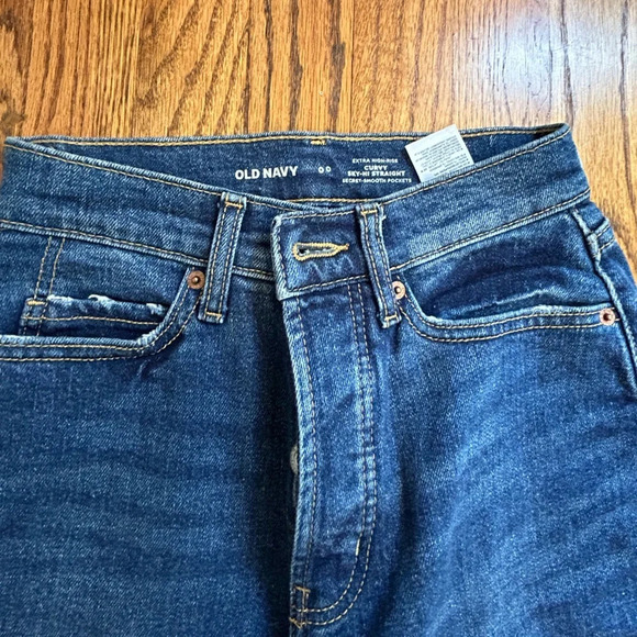 Old Navy Extra High Rise Curvy Ski-Hi Straight Jeans - Picture 4 of 6